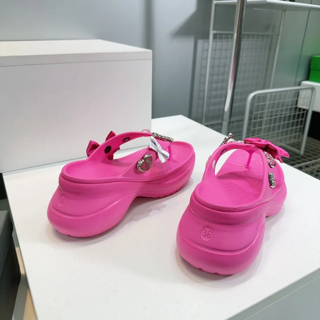 👟👟Ex-factory price 440👟👟 Top quality🔥Balenciaga 25 spring and summer latest thick-soled rubber jelly shoes flip-flops! 25 new spring dark horse items, fashion bloggers at home and abroad have put on foot shows, popular on social platforms at home and abroad, fashionistas must buy, various Parisian elements hardware buckle DIY, highly brand recognition All hardware is re-engraved and made with heavy gold molds Ingenious craftsmanship, accurately restoring every detail Original open-mold EVA rubber and plastic one-piece outsole Super light on the foot, a proper height-increasing artifact with an outsole height of 6cm Original full set of packaging Code number: 35-42 (40, 41, 42 are non-refundable) with original packaging